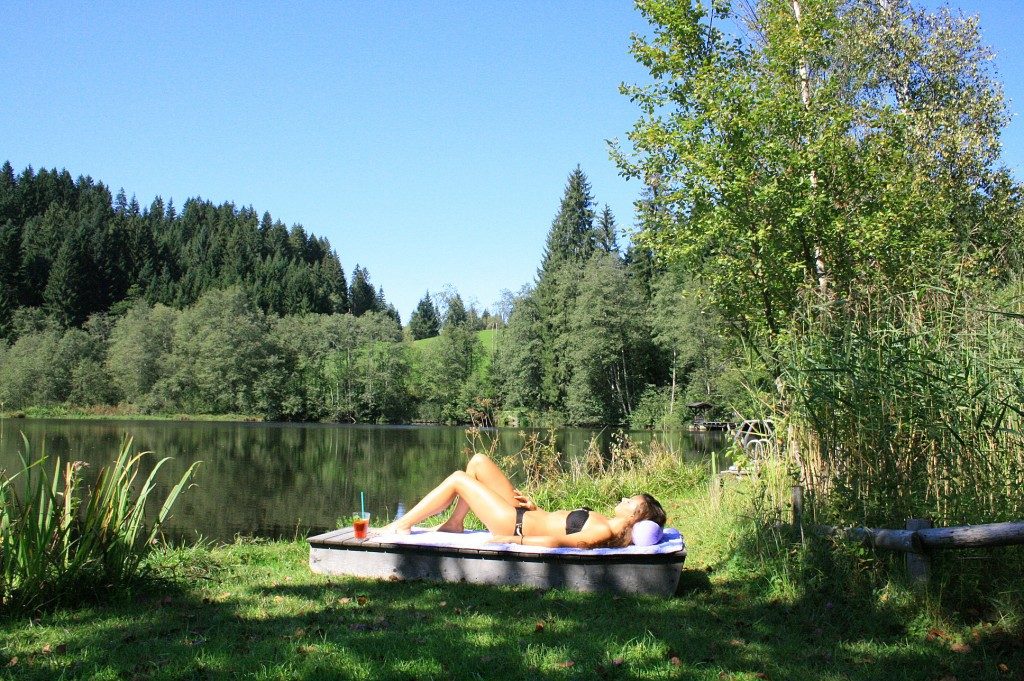 Lilli auf Liege unter dem Wilden Kaiser - Waldbad Gieringer Weiher Baden in Kitzbühel